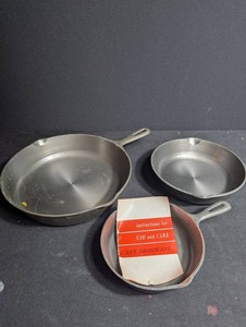 Taiwan Cast Iron Skillet Set (Lot of 3)