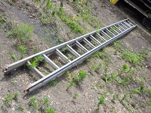Aluminum Extension Ladder - 18 when together, a couple bad lower rungs
