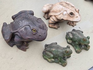 Garden Frog Statues in Various Colors and Sizes, Various Materials