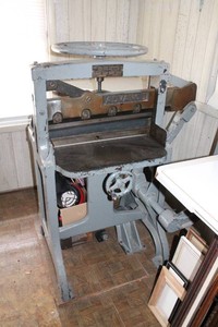 The Challenge Machinery Company Advance 2218 Heavy-Duty Manual Guillotine Paper Cutter
