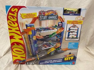 Hot Wheels City Stunt Garage Play Set With Vehicle