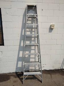 8 Aluminum A-frame step ladder