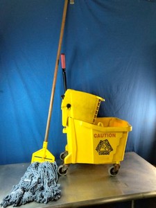 35-quart commercial mop bucket and wringer set