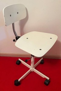 BR1 - Vintage White Rolling Swivel Seat Office Chair