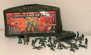 BR1 - Vintage Combat Figure Case With Tank & Military Figurines