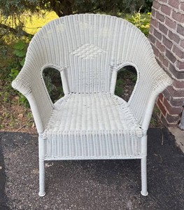 BR2 - Vintage White Wicker Chair
