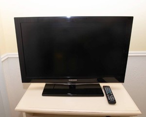 Samsung 32 LCD HDTV with Remote