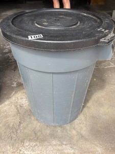 Garbage can with lid