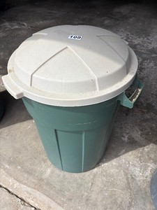 Garbage can with lid