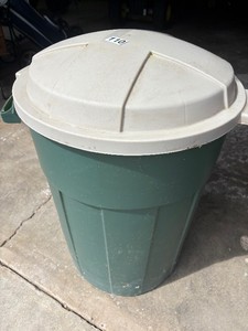 Garage can with lid