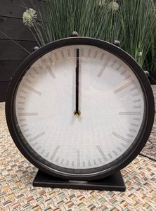 Modern Black Metal Tabletop Mantel Clock with White Minimalist Dial