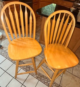 Pair of Solid Wood Windsor Dining Chairs  Spindle Back Kitchen Side Chairs (2)
