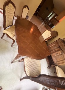 Thomasville Vintage Extendable Dining Table with (6) Upholstered Chairs  Approx. 66 x 45 x 30