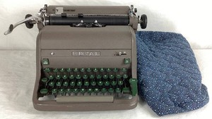 Vintage Royal HHP Manual Typewriter with Quilted Cover