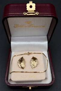 14 KT Gold Bundle of Leaf Earrings and 7 Bracelet