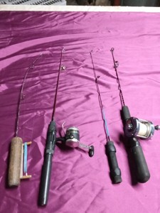 4 ice fishing rods and 2 reels