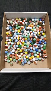 Lot of vintage marbles (some with uranium)