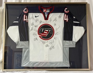 1998 USA Olympic Hockey Team Signed and Framed Jersey 45.5x37 - Brett Hull, Mike Modano, Jeremy Roenick, Phil Housley, Chris Chellios, Keith Tkachuk, Tony Amonte, and more