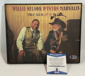 Willie Nelson Autographed Photo w Beckett Authentication