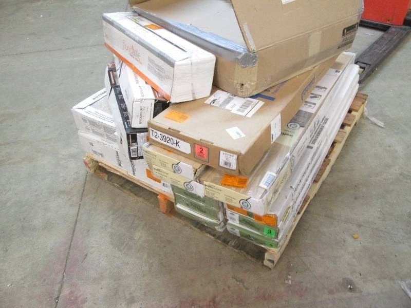 Pallet of assorted tile and laminat...