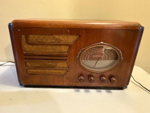 Vintage Coronado Table Top Tube Radio