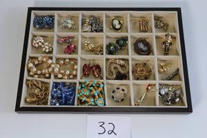 Better Costume Jewelry Lot - Necklaces, Bracelets, Brooches, Earrings