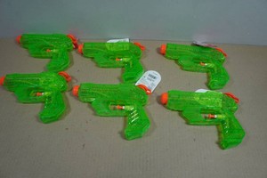 6 Squirt Guns