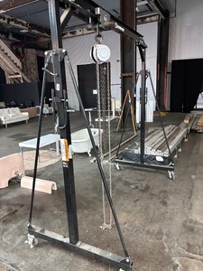 Strongway adjustable height Gantry Crain with chain hoist