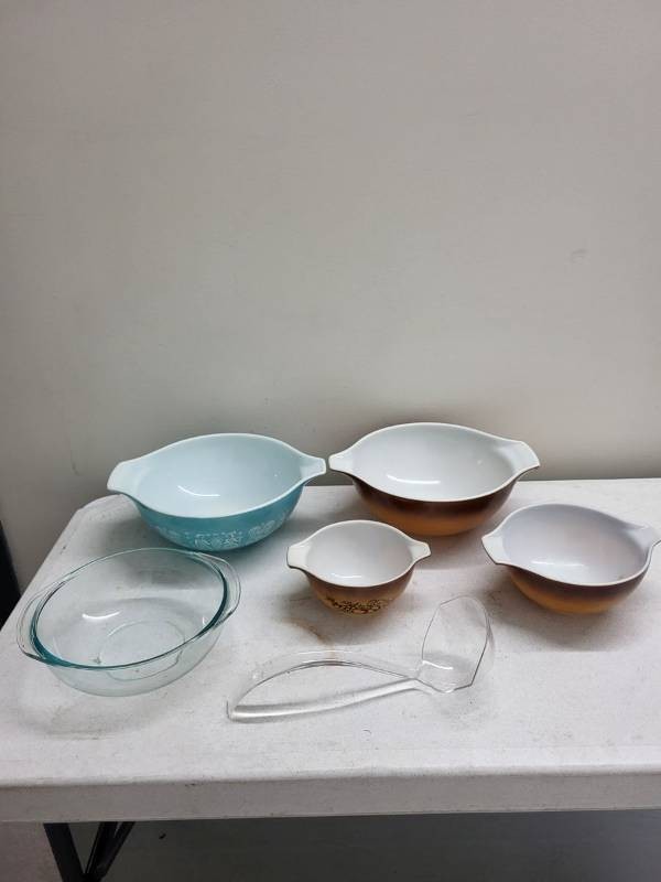 Vintage Pyrex Mixing Bowls & Glass Serving Bowl Kitchen Lot