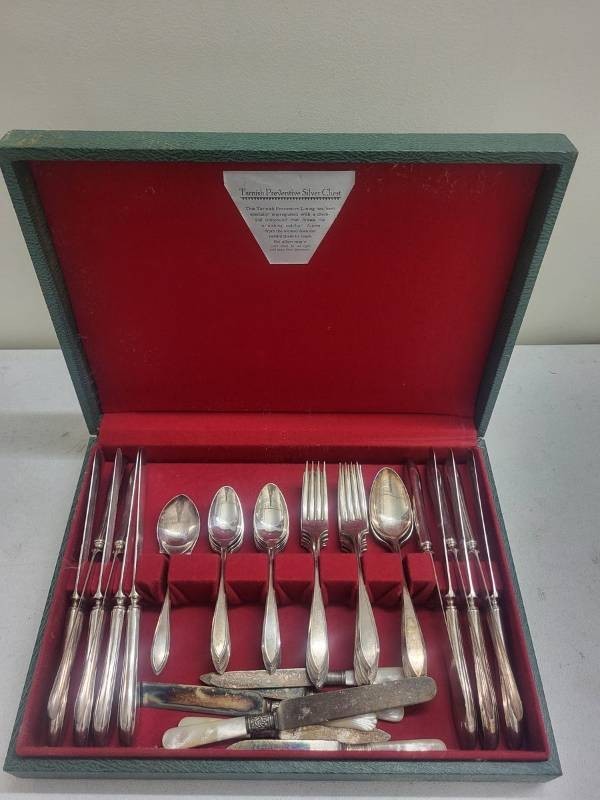 WM Rogers X12 Silverplate Flatware Set in Chest w Pearl Handle Knives