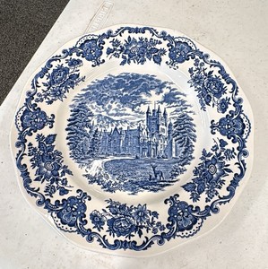 Royal Homes of Britain plateUniversity of Notre Dame plate Christmas in America plate