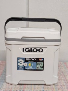 Igloo Latitude Marine Ultra 30 Quart Cooler - White