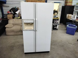 GE Side-by-Side RefrigeratorFreezer �� White �� Custom Dispenser Water & Ice �� Works