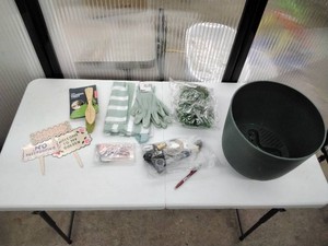 Garden Bundle �� Large Planter, Apron & Gloves Gift Set, Kikkerland Leaf Tongs, Plant Clips, Hose Fittings & 3 Garden Signs �� New