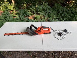 Cordless Hedge Trimmer - Black & Decker LHT2220 22 in 20V MAX