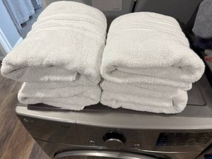 White Bath Towel Set (Lot of 4)