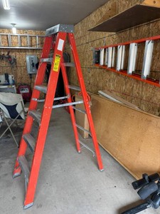 Keller Extra Heavy Duty 300# Capacity 6 Fiberglass Ladder