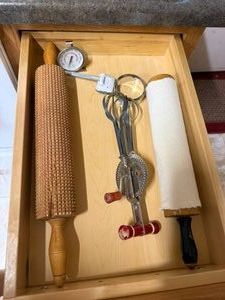 Vintage Mixer, Rolling Pins, Oven Thermometer &amp Drawer of Knives &amp Sharpeners&nbsp