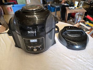 Ninja Foodi OP301 6.5 Quart Cooker - Plastic Cover has a crack - Powers On