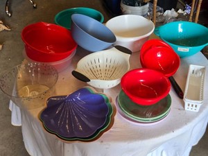 Set of Bowls and Colanders with Decorative Plates and Accessories - Plastic