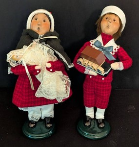 SR - Carolers Figurines Byers Choice Pair