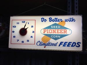 Wonderful Vintage PIONEER SEED CORN - Lighted Advertiser Clock - 25 14 x 12 Works