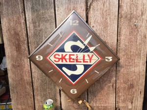 Vintage SKELLY Pam Clock 15 14 x 15 14 Convex Glass - Runs