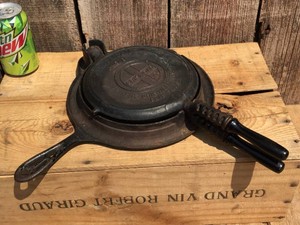 Nifty GRISWOLD - American No. 8 - Cast Iron Waffle Iron