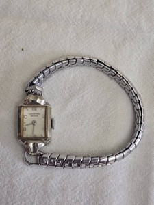 Vintage Universal Genve 14K Gold Case Wristwatch, 16g