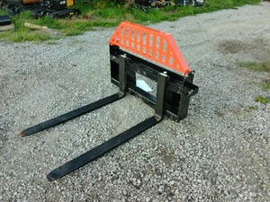 SKID STEER PALLET FORK