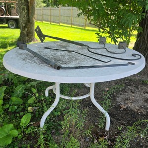 WHITE TABLE WITH 5 PLANTER HOOK HOLDERS