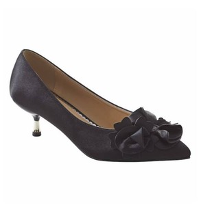 Size 7 Amanda Dlaurie Ruffle Kitten Heel for Women in Satin with 2 Heel
