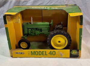 Ertl John Deere 1953 Model 40 Tractor 116 Scale Die-Cast Replica w Original Box #45110