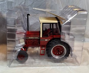2018 National Farm Toy Show International 886 Tractor 116 Scale ERTL Toy Farmer w COA